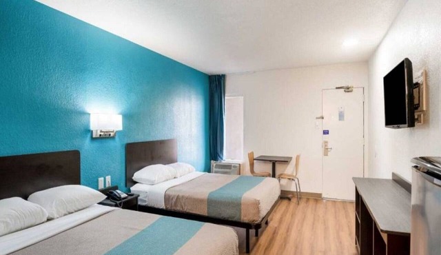 2 Full Beds | Non-Smoking, Micfridge in Lexington