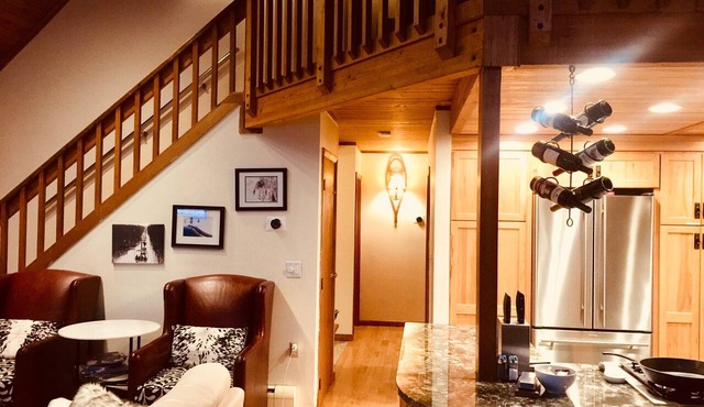 2 miles to ski lifts, 6 BR, 3BA hot tub,yard, AC, grill, lux bedding. CEDARWALK in Killington