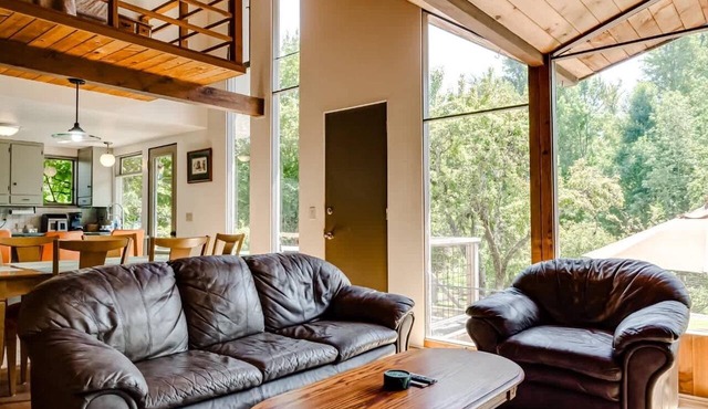 2BR + Loft Space | 5 Min to Autzen & River in Springfield