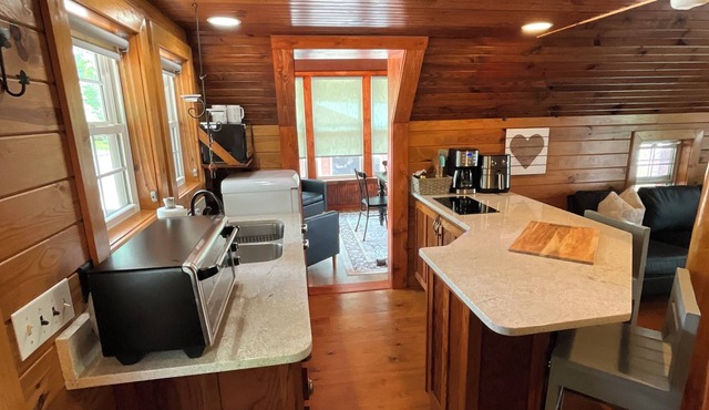 4 bed cabin in delightful Byrdstown with fitness room, WiFi, AC Boat/trl parking in Byrdstown