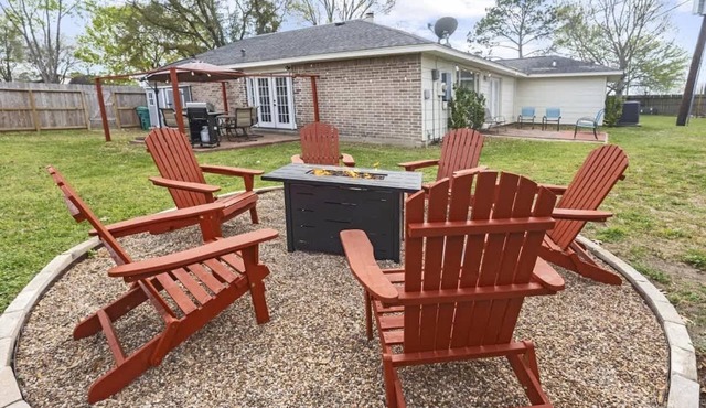 4 Queen Beds + Fire Pit | Energy Corridor in Houston