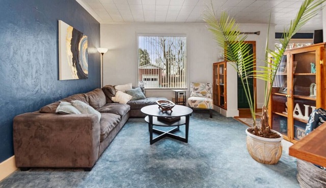 4BR Chalet with Seasonal Pool Hot Tub in New Kensington