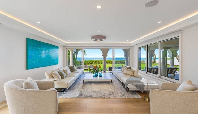 5-star Lanikai BEACHFRONT (5 bedrooms,sleeps 13) in Kailua