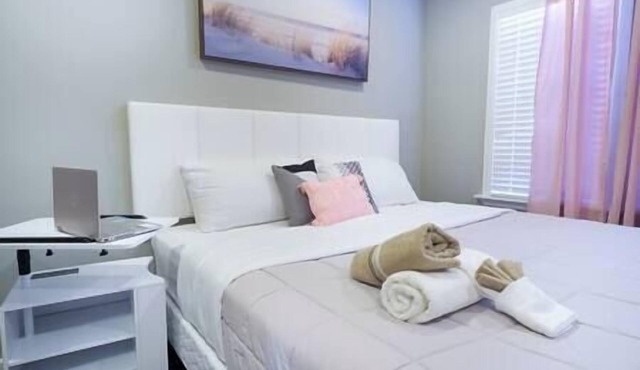 5BR Crew Hub | Sleeps 9+ | Fast WiFi + Parking in Sioux City