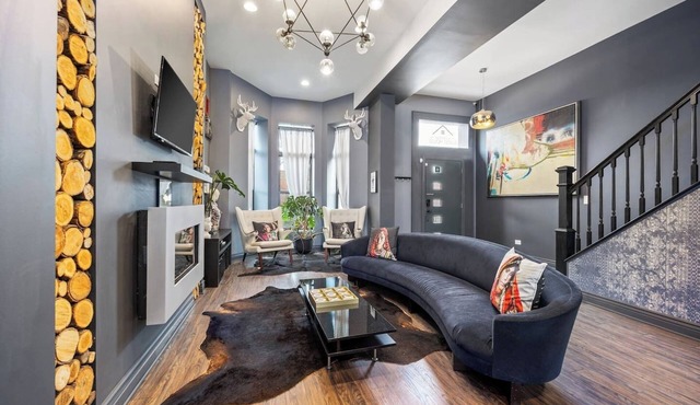 6 Bedroom Guest House in Chicago