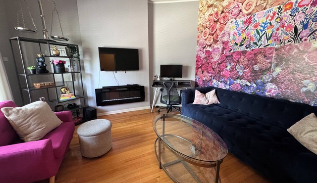 7-Bedroom 2-Flat Perfect for Groups — Near Train, Expressway, United Center in Chicago