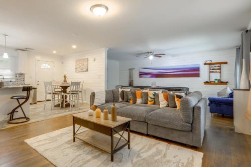 7 Mi to Atlanta Stadium! Spacious Group Retreat in Atlanta