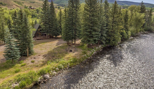 A-Frame Cabin On The Blue River, Big Deck, Fishing, Easy Drive to Town in Silverthorne
