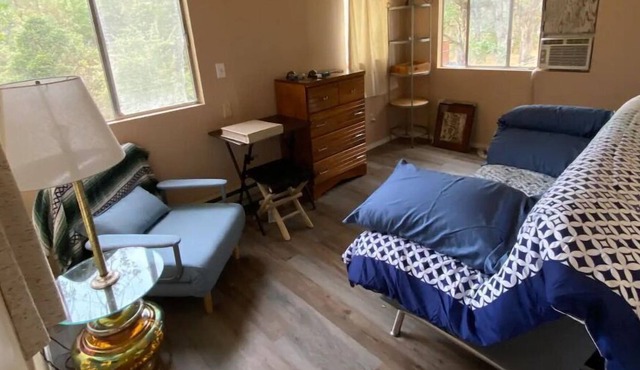 Adorable one-bedroom guest house in the country in Central Point