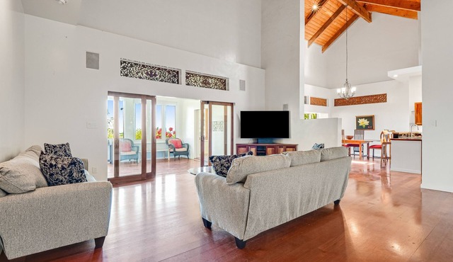 Airy villa and Ohana suite in a tropical garden setting with lanai & patios in Honokaa