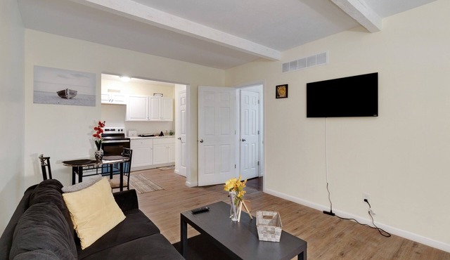 Amazing Centrally Located Apt Combo Near Uc, Hospital And Zoo! 2 Bedroom Apts by Redawning in Cincinnati