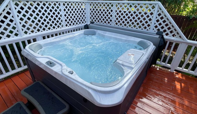 Amazing Location & Beach. 200 plus 5-Star Reviews! Hot Tub, AC, 4 Bikes & More!