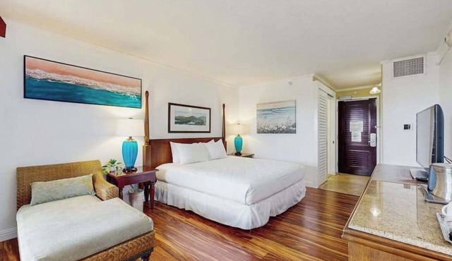 August Sale! Cozy Ocean-View Lihue Studio with Pools, Gym & Hot Tub