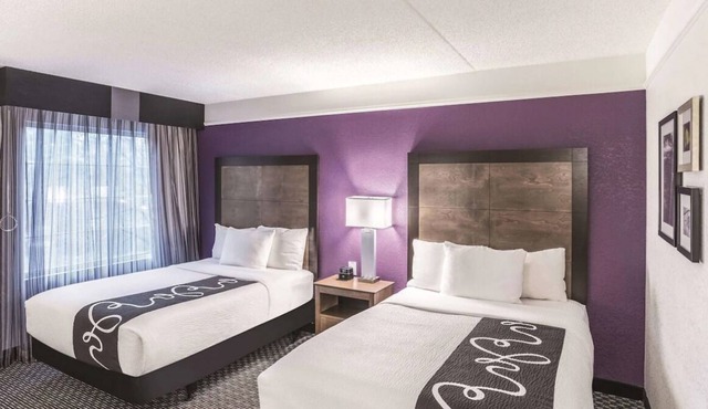 Authentic Flagstaff Experience! Pool, Pets Allowed, Free Breakfast, Free Parking in Flagstaff