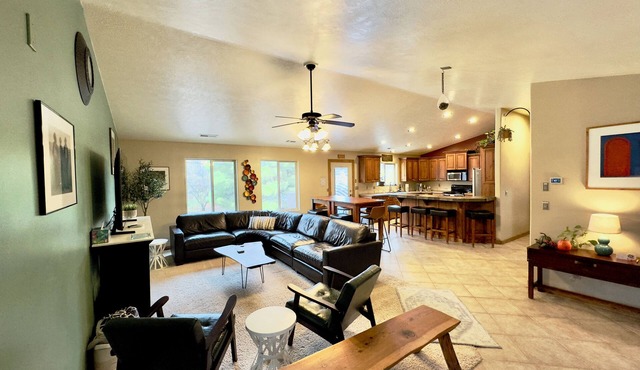 Avail 4th of July! Big Patio, BBQ & outdoor dining. Walkable, right downtown! in Springdale