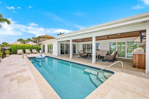Beach Life - Less Than 1 Mile To Vanderbilt Beach! - ON THE WATER in Naples