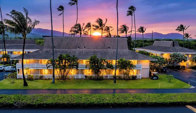 Beachfront ! 3 min Walk to Beach ! A/C ! Garden Corner Unit ! 3 Pools