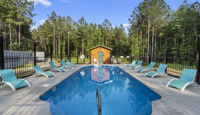 Beautiful cabins with a pool in a peaceful setting in Broken Bow