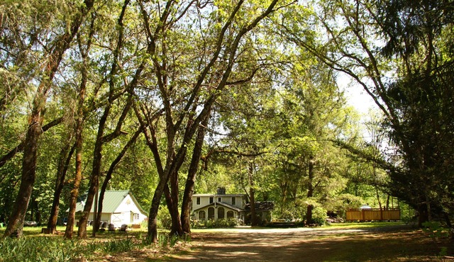 Beautiful Rustic Cabin on the Rogue River in Grants Pass