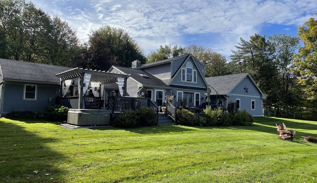 Beautiful & spacious home -Mountain View & hot tub in Stowe