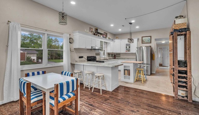 Beautifully remodeled 3-bed 2-bath cottage in charming Willow Springs in Willow Springs