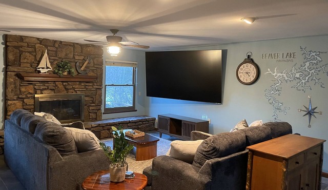 Beaver Lakeshore Escape - Stay right on the shore of Beaver Lake! in Springdale