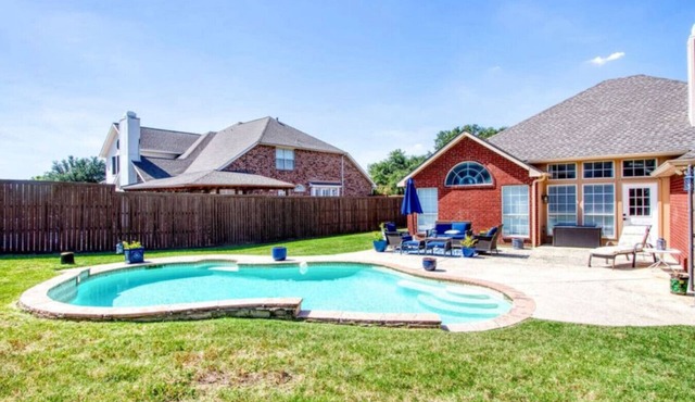 Big Backyard w/pool, Centrally Located in The Colony
