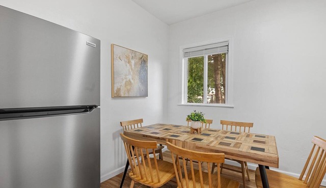 Bloomfield, Shadyside 2 Modern and Spacious Two Bedroom with Free Parking in Pittsburgh