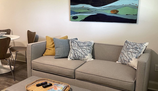 Brand New! Studio B: Sleeps 4, Walk to beach/town, seasonal pools, kitchenette in Ogunquit