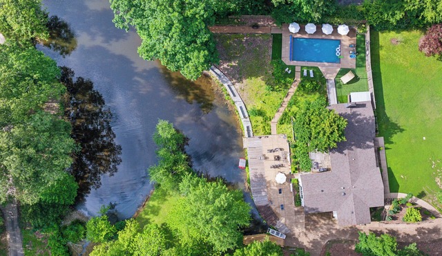 》Breathtaking Lakefront Luxury game room+ waterfront Fire Pit 4BR sleeps 10《 in Memphis