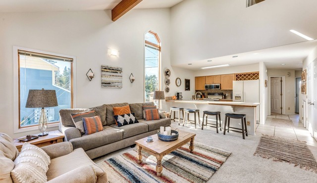 Bright Townhome - 1 Mile to Downtown Cloudcroft in Cloudcroft