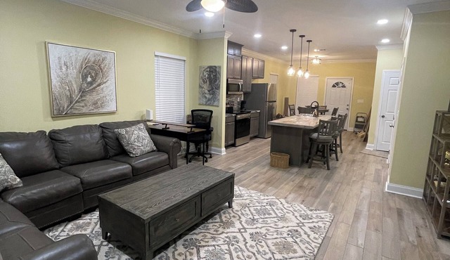 Business Ready or Game Day; Great location,7mls- LSU ; 3mls-SU; 3mls- BR Airport in Baton Rouge