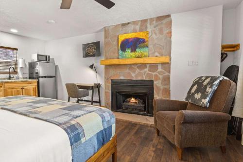 Cabin 14 - King Bed hotel-style unit in Estes Park