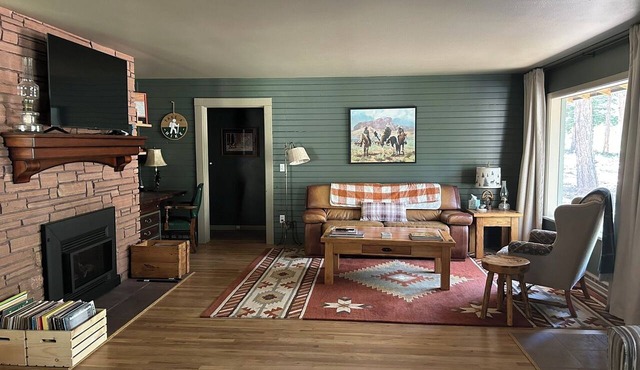 Cabin on the Creek, with fireplace, game room, fenced-in yard and firepit. in Rye
