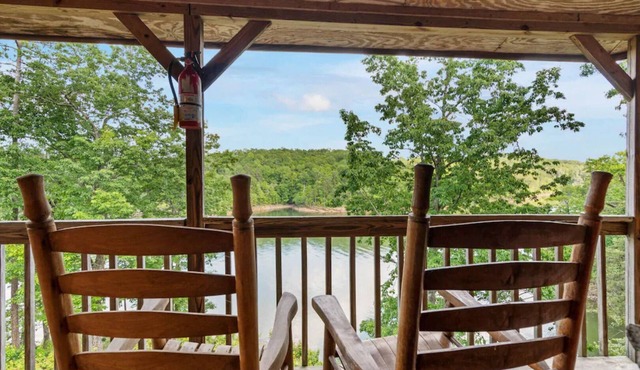 Carters Lake, Lakeside Cabin #9, includes free boat slip at the Marina in Ellijay