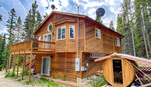 Cedar Barrel Sauna & Mtn Views - Pet-Friendly, 20 mi to Breckenridge in Fairplay