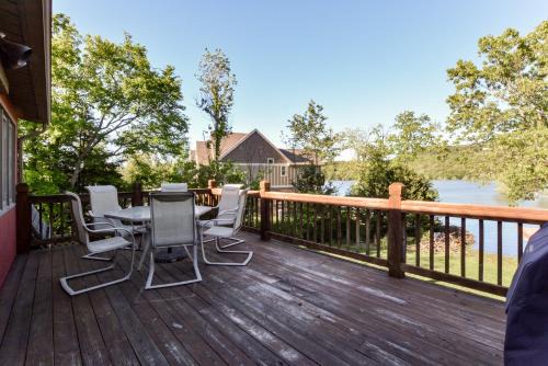 Chalets Resort LAKEFRONT Cottage Free Amenities Amazing views Kayaks 2 Pools in Lampe