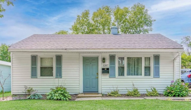 Charming 2-bedroom house in welcoming Urbana with AC, WiFi in Urbana