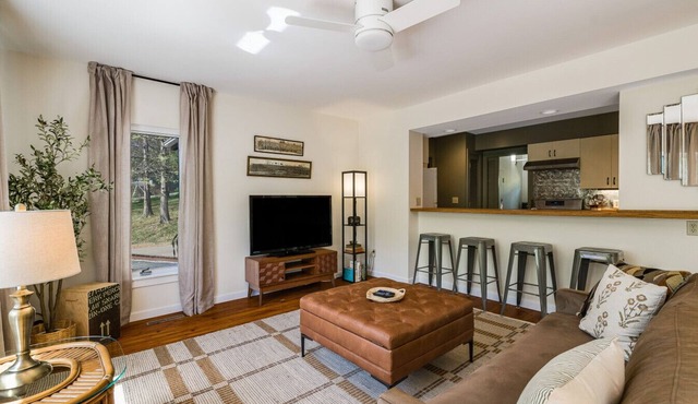 Charming 2BR Hideaway Near Downtown Lexington in Lexington