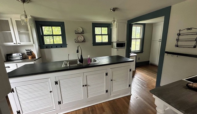 Charming 3-bedroom historic house with AC and WiFi in lovely Chardon in Chardon