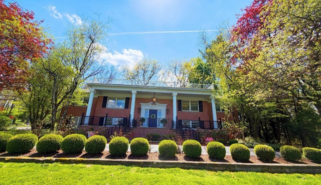 Charming 5-bedroom house with AC in Akron neighborhood in Akron