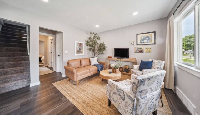 Charming & Spacious 3 bedroom 2.5 bath w fire pit in back yard and king bed in Mayfield Heights