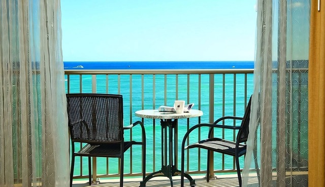Charming Tropical Getaway! Onsite Dining, Pets Allowed, Steps To Waikiki Beach in Honolulu