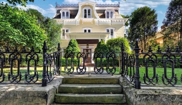 Charming Victorian Mansion right in the heart of downtown! in Lancaster