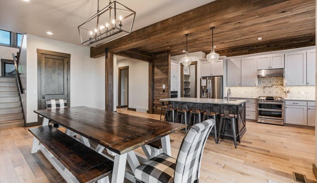 Cherry Butte Lodge| Luxe Lodge Sleeps 27, Hot Tub, Fire Pit, & Views! in Ashton