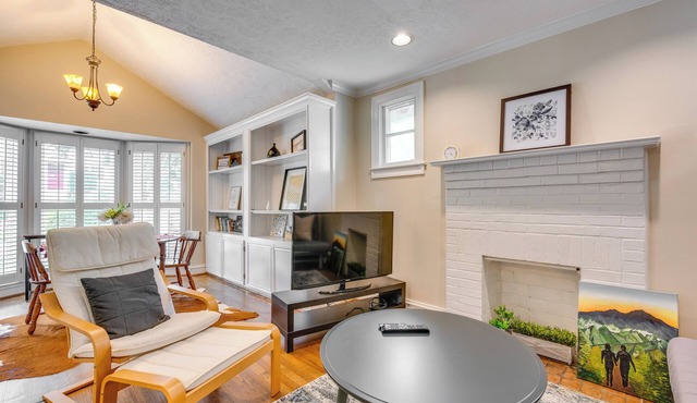 Chic Atlanta Retreat w/Patio & Outdoor Dining! in Atlanta