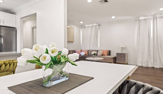 Chic LA Escape I Stylish Home in Prime Location I Free Parking in Los Angeles