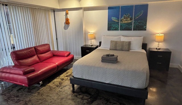 Chic studio condo with Free Parking & AC in vibrant Downtown Honolulu