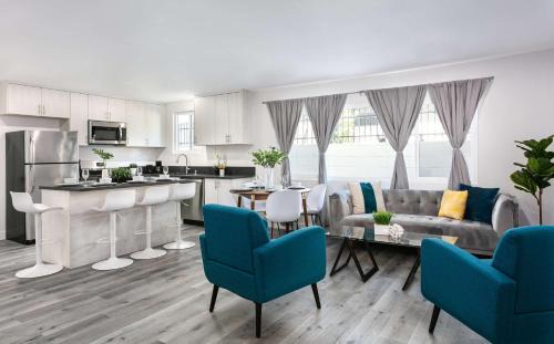 Chic Walkable Downtown Apt Near Americana in Glendale