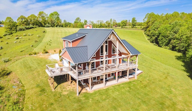 Chieftain Meadows 20+ private acres, Hot Tub, Trails, FirePit, Wifi, Game Room in Rockbridge